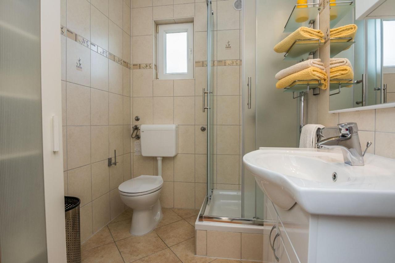 Apartments Sarlija Vir Ngoại thất bức ảnh